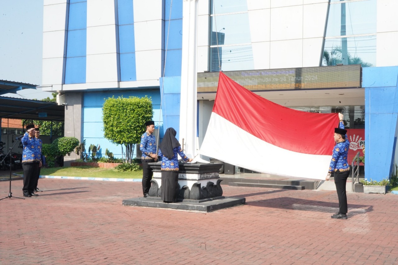 Upacara bendera dalam rangka memperingati Hari Sumpah Pemuda ke-96 di halaman Kantor Balai Harta Peninggalan Surabaya. (Foto: BHP Surabaya/jatimnow.com)