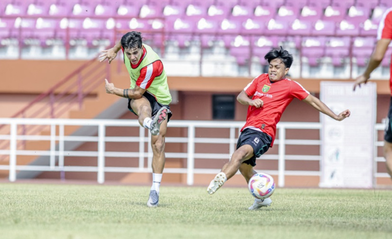 Bruno Moreira dan Andre Oktaviansyah dalam sesi latihan game. (Foto: Persebaya)