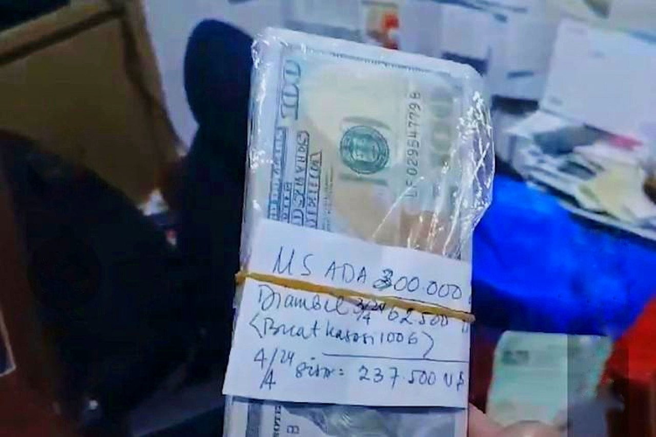 Bendel uang berupa Dollar dengan catatan bertuliskan buat kasasi. (Foto: Ahaddiini HM/jatimnow.com)