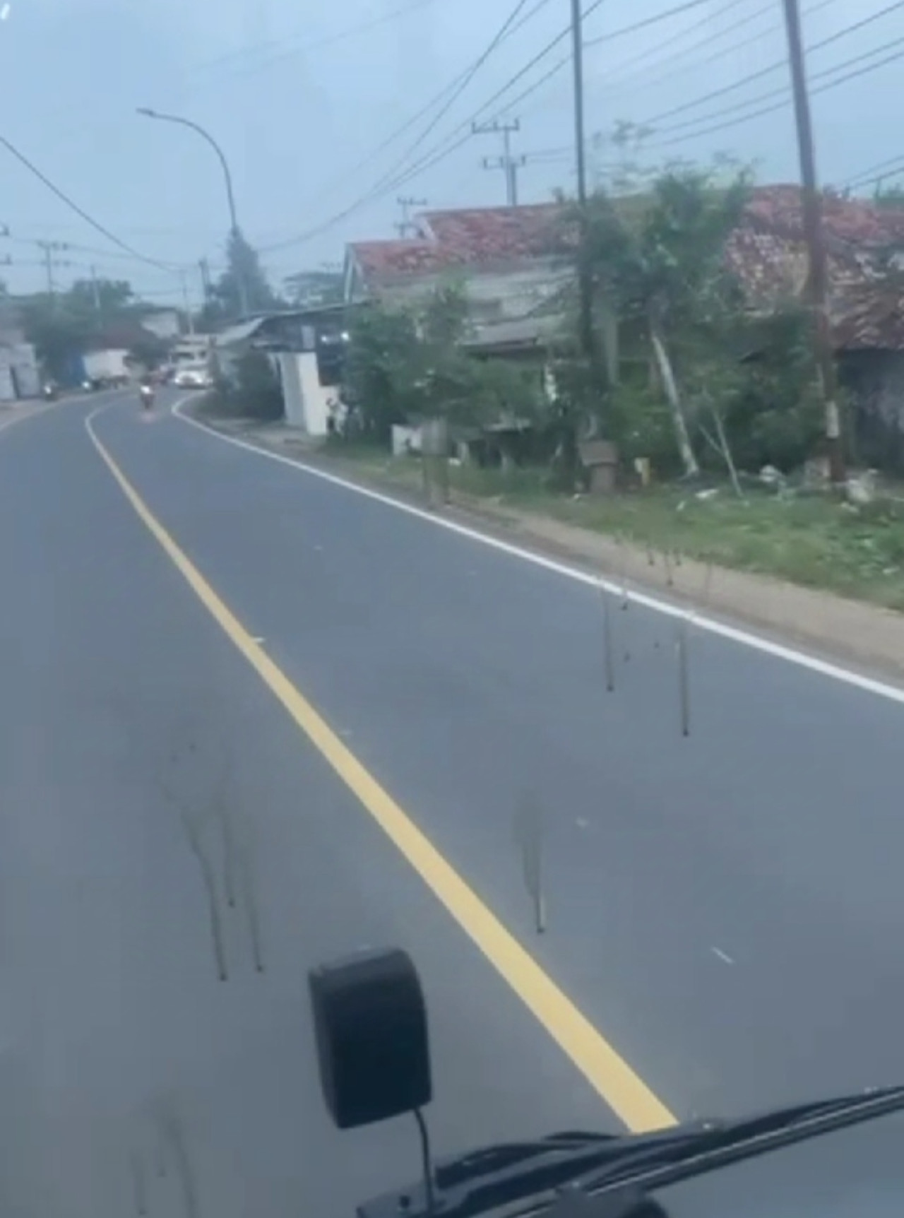 Kaca depan Bus TransJatim yang dilempari oli. (Foto: tangkapan layar warga for jatimnow.com)