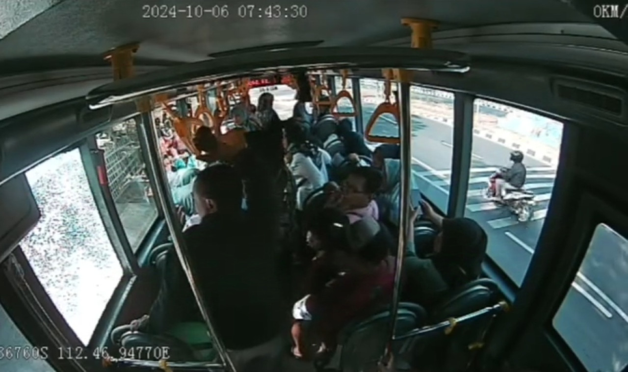 Suasana dalam Bus Trans Jatim. (Foto: CCTV/jatimnow.com)
