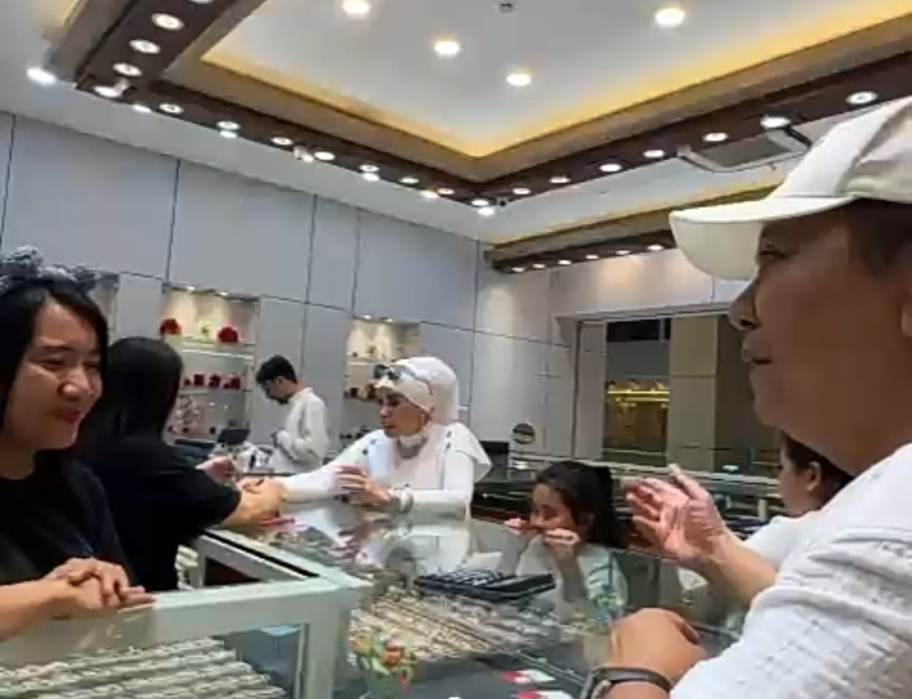 Cabup Hendy diskusi bareng pekerja mall (Foto: Tangkapan layar media sosial))