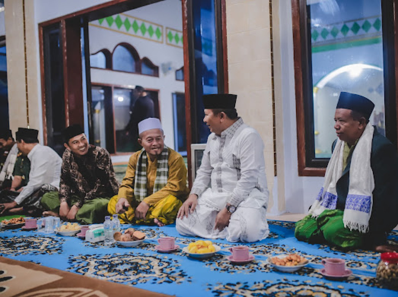 Cabup Hendy Siswanto melakukan salat subuh berjemaah (Foto: Diskominfo for jatimnow.com))