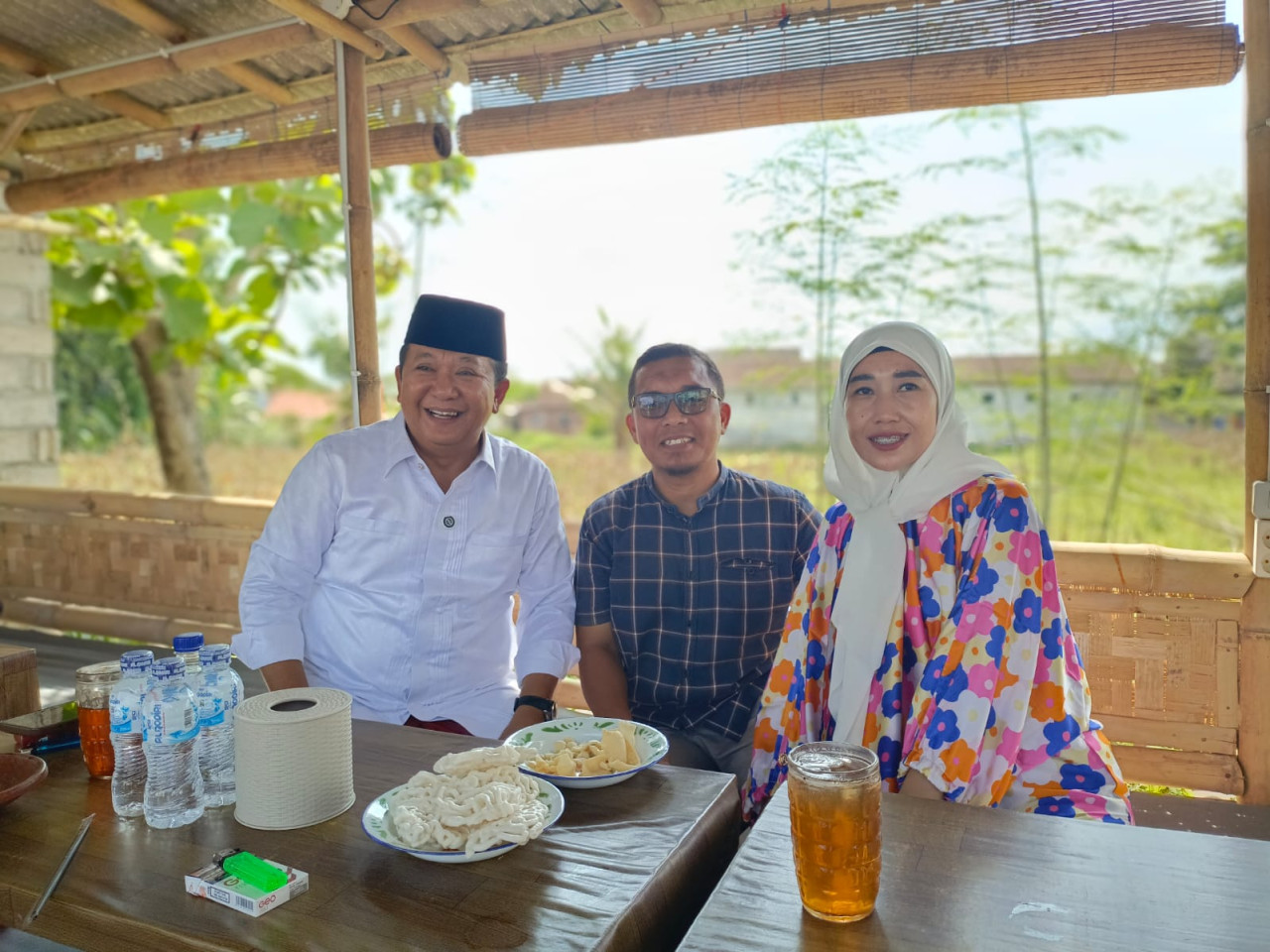 Cabup Hendy Siswanto siap siap menyantap ikan asap (Foto: Sugianto/jatimnow.com)