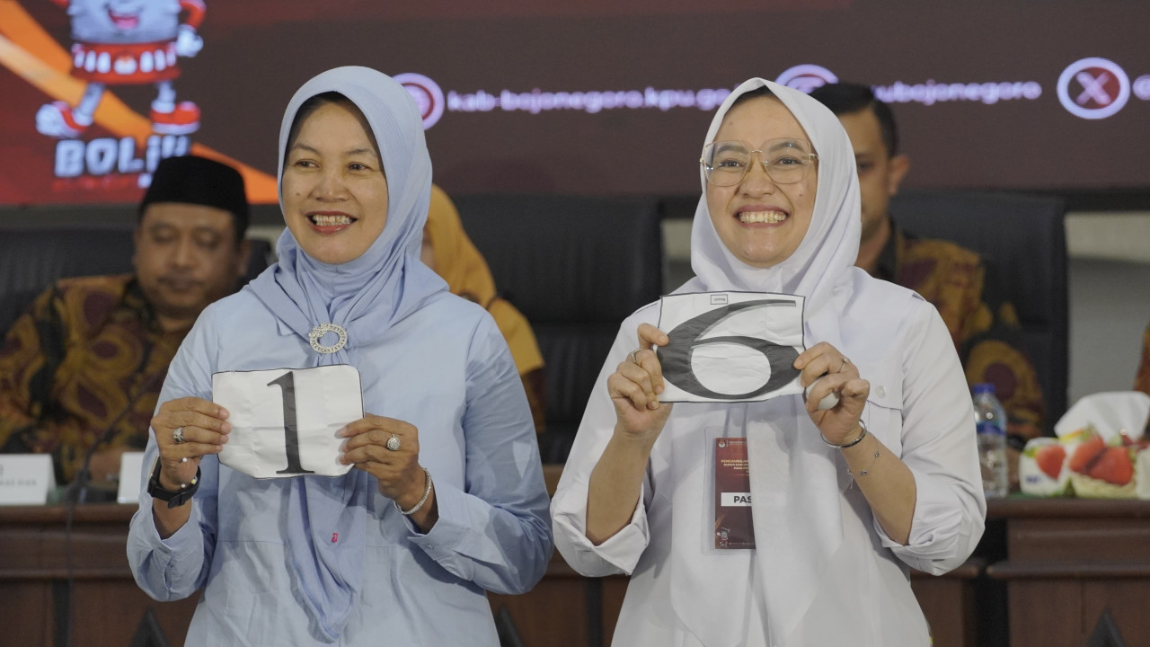 Calon wakil bupati Farida Hidayati (kanan) dan calon wakil bupati Nurul Azizah (kiri). (Foto : Riski for jatimnow.com)