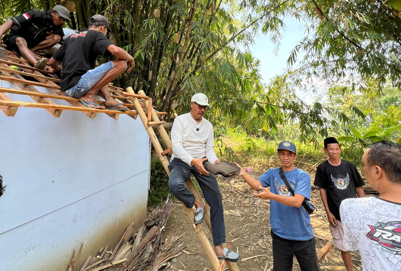 Cawabup Jember Djoko Susanto Ikut Nguli Perbaiki Rumah Warga Miskin Pinggir Kota
