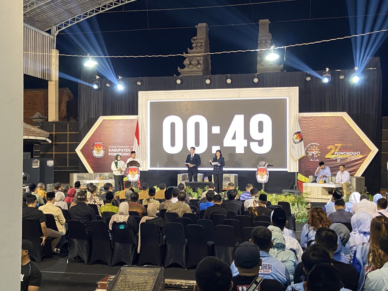 Debat perdana Pilkada Ponorogo 2024 yang digelar di Gedung Kesenian, Rabu malam (23/10/2024). (Foto: Ahmad Fauzani/jatimnow.com)