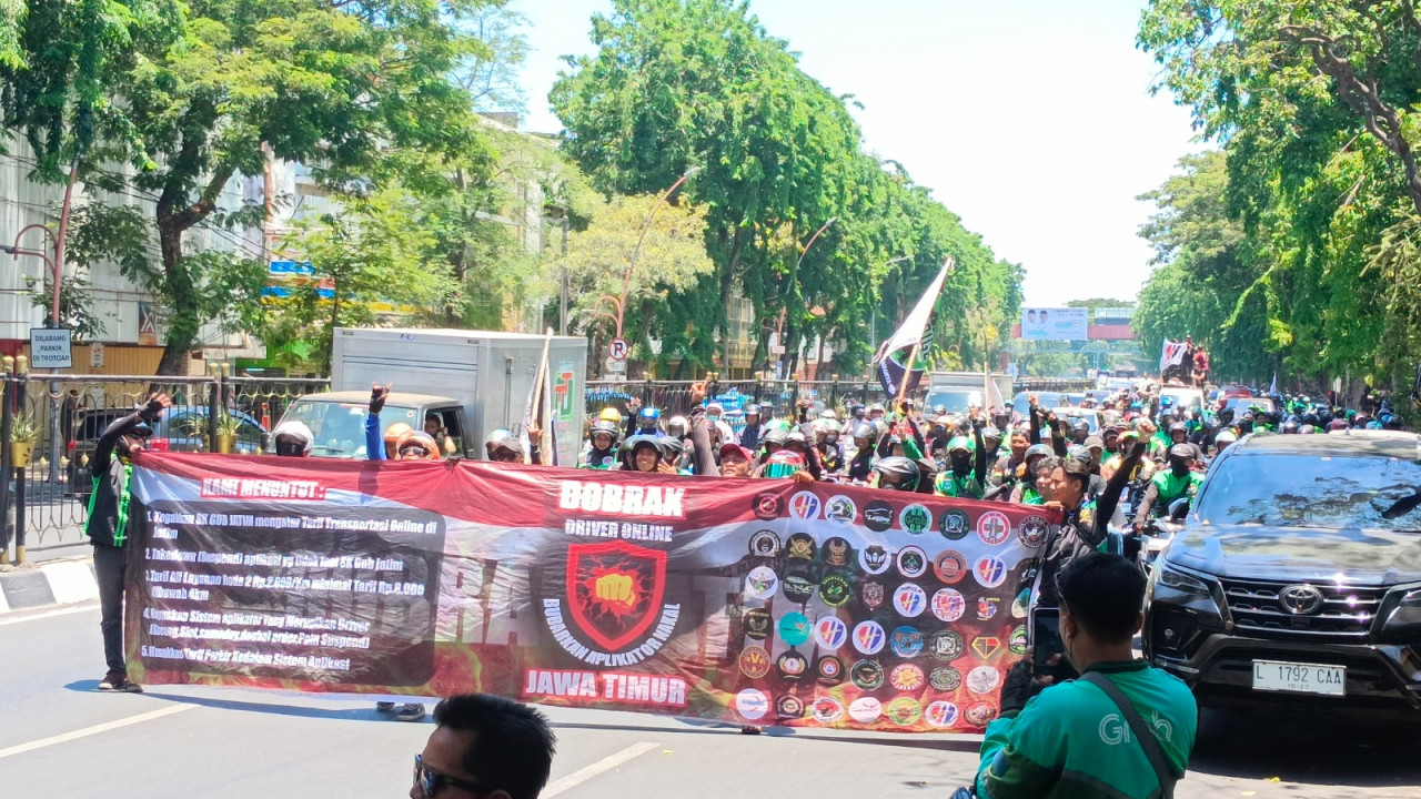 Aksi demonstrasi para driver ojol di Surabaya. (Foto: Misbahul Munir/jatimnow.com)