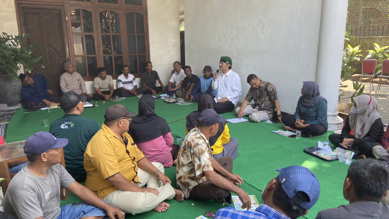 Deny Widyanarko sambang dusun di Semen. (Foto: Yanuar Dedy/jatimnow.com)