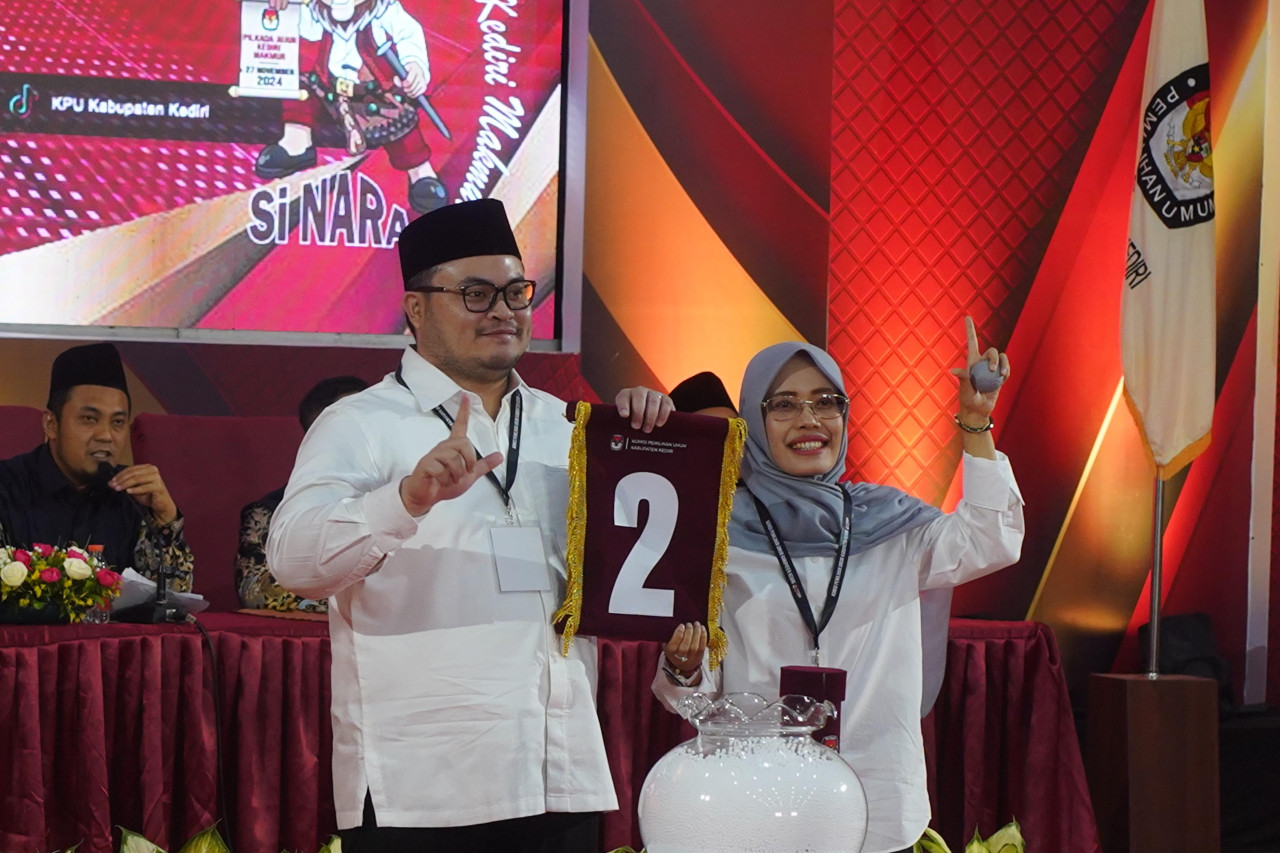 Mas Dhito - Mbak Dewi saat pengundian nomor urut paslon. (Foto: Tim Media Mas Dhito/jatimnow.com)