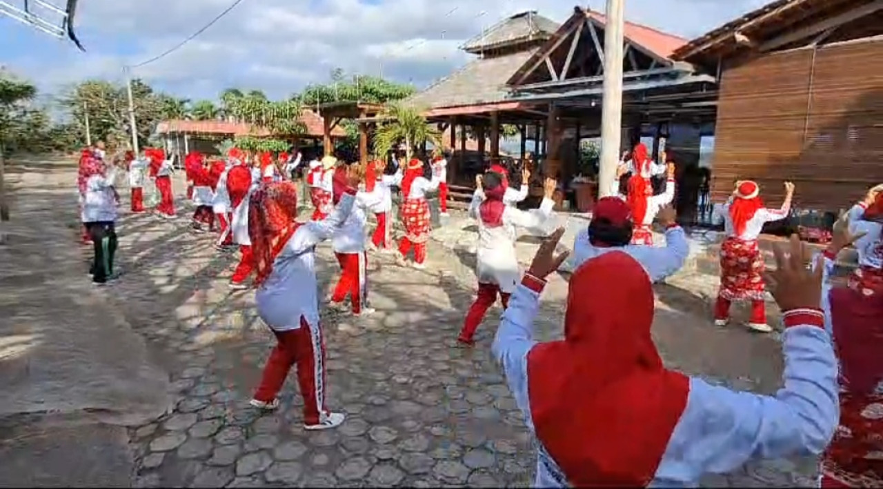 Emak-emak di Jember peringati hari Disleksia dengan senam bersama. (Foto: Sugianto/jatimnow.com)