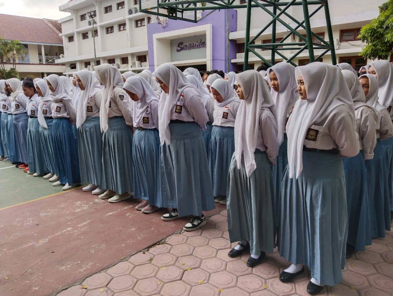 Siswa SMAN 1 Kedungwaru Tulungagung saat mengikuti doa bersama. (Foto: Bramanta Pamungkas/jatimnow.com)
