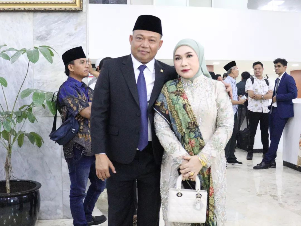 Politisi PKB asal Bangkalan, Syafiuddin bersama istri saat dilantik jadi Anggota DPR RI. (dok. Pribadi)