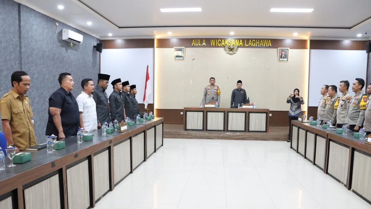 Komisi A DPRD Kabupaten Bangkalan saat mendatangi Polres Bangkalan. (Foto: Fathur Rahman/jatimnow.com)