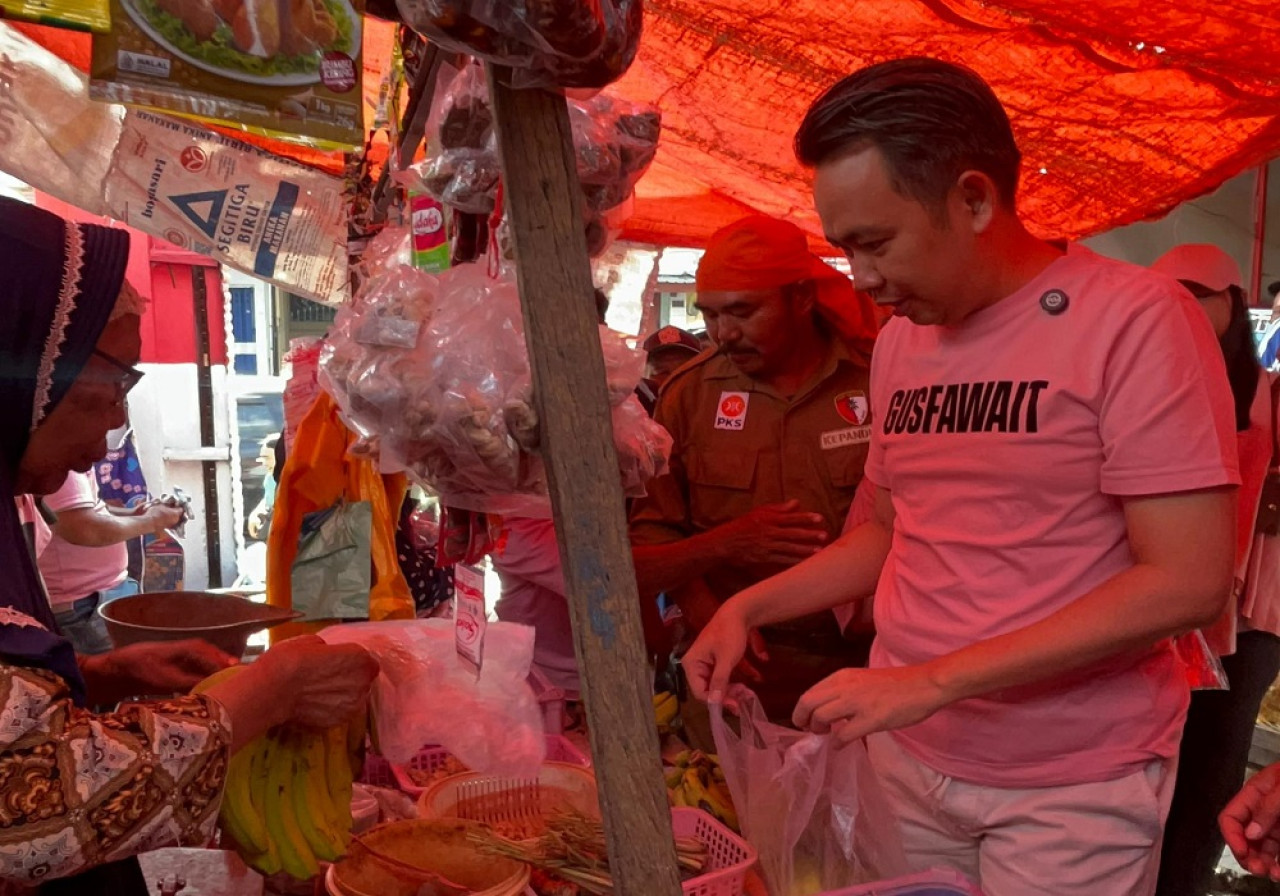 Cabup Jember Gus Fawait saat blusukan di pasar tradisional. (Foto: Sugianto/jatimnow.com)