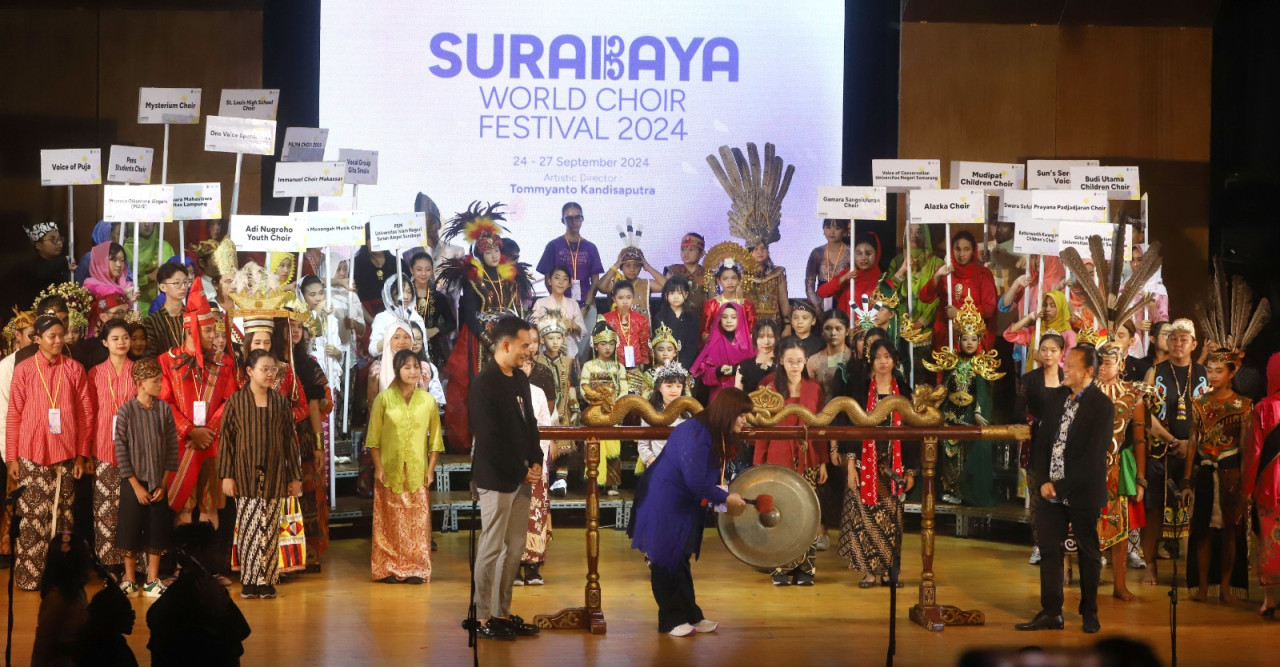 Patron SWCF, Herlina Harsono Njoto saat menabuk gong tanda dimulainya SWCF 2024 (Foto: SWCF for jatimnow.com)