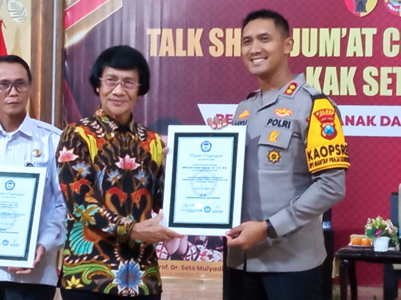 Kak Seto berikan penghargaan kepada tiga pimpinan Forkopimda. (Foto: Sugianto/jatimnow.com)