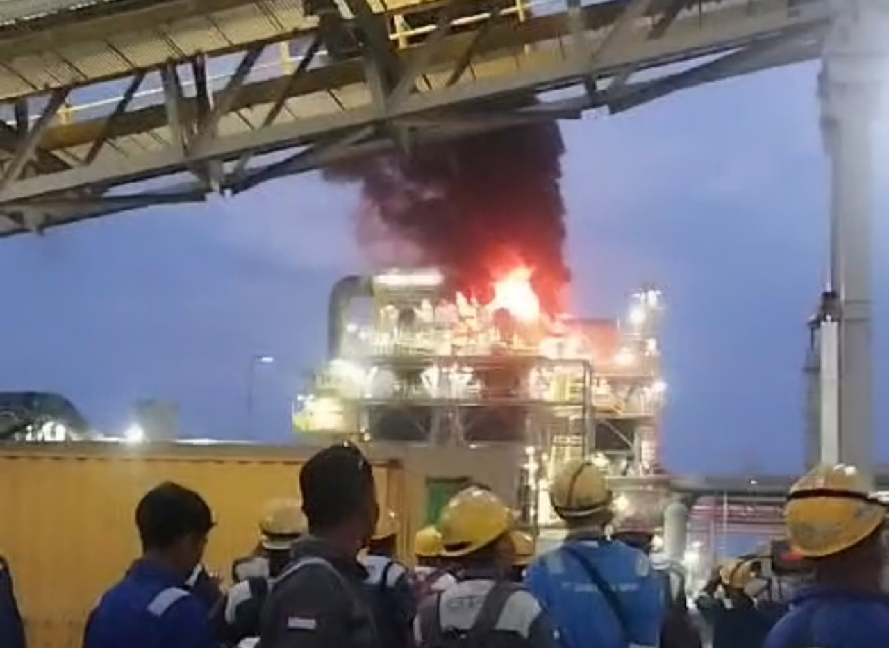 Suasana kebakaran di ssmelter PT Freeport Indonesia (PTFI) di KEK JIIPE, Kecamatan Manyar, Gresik terbakar. (tangkapan layar)