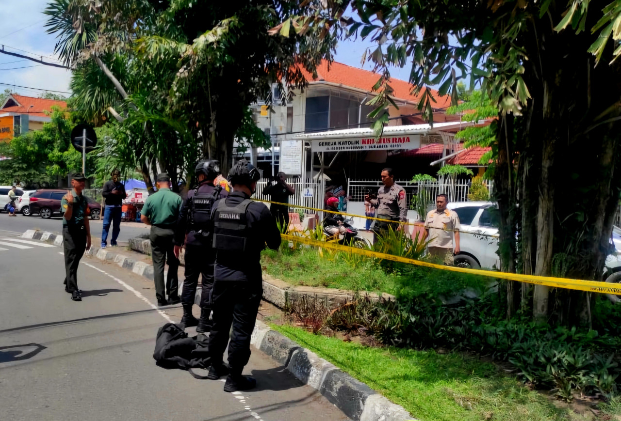 Petugas Kebersihan Surabaya Temukan Granat Nanas Aktif di Taman Gereja
