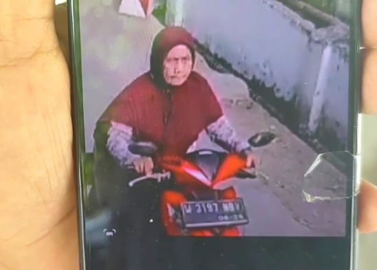 Sartiningsih saat menunjukan rekaman CCTV pelaku gendam. (Foto: Ahaddiini HM/jatimnow.com)