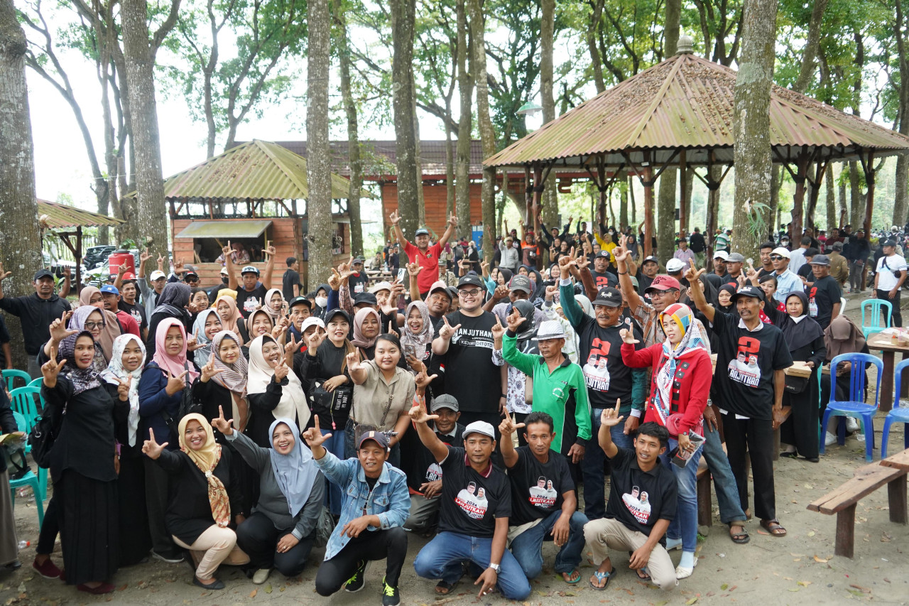 Mas Dhito saat menyapa warga lereng Gunung Kelud. (Foto: Tim Media Mas Dhito/jatimnow.com)