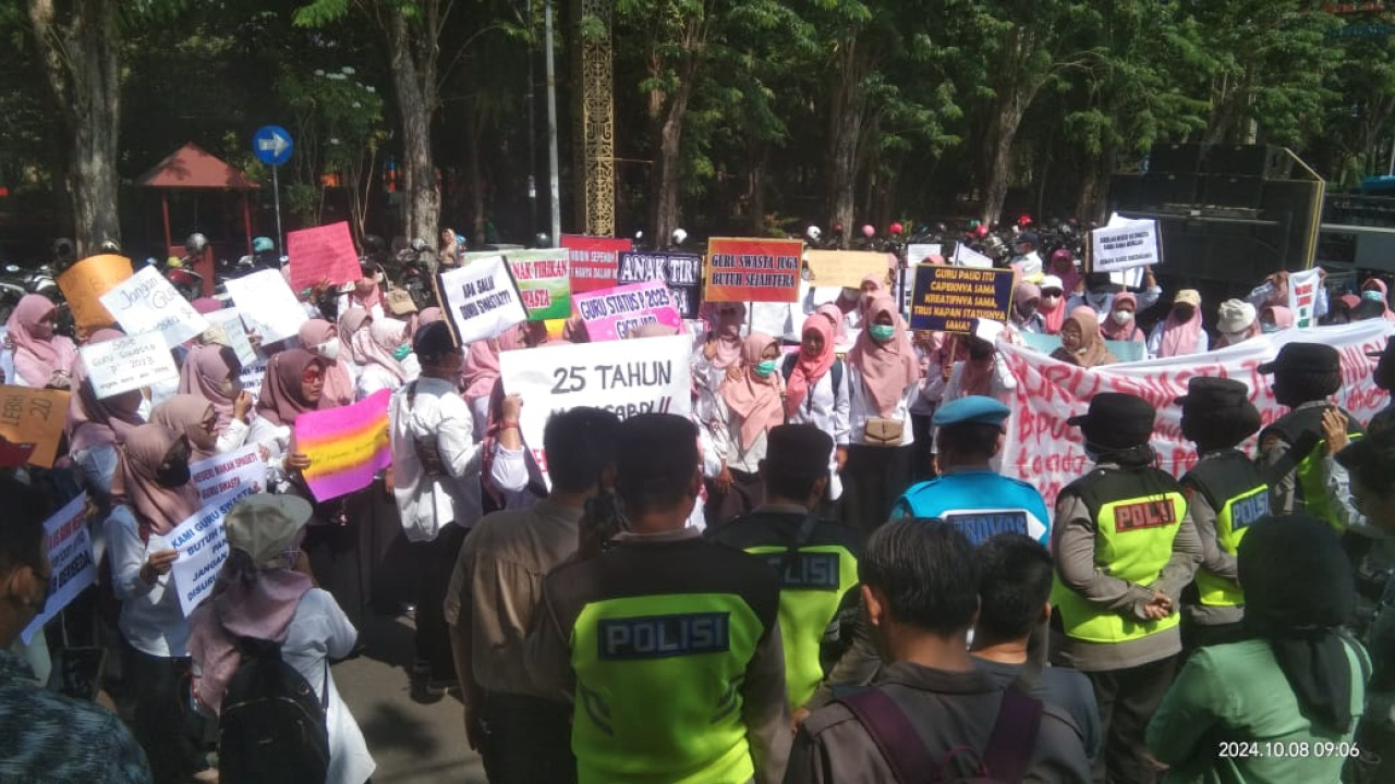 Demo guru di pendopo Pemkab Bojonegoro (Foto: Misbahul Munir/jatimnow.com)