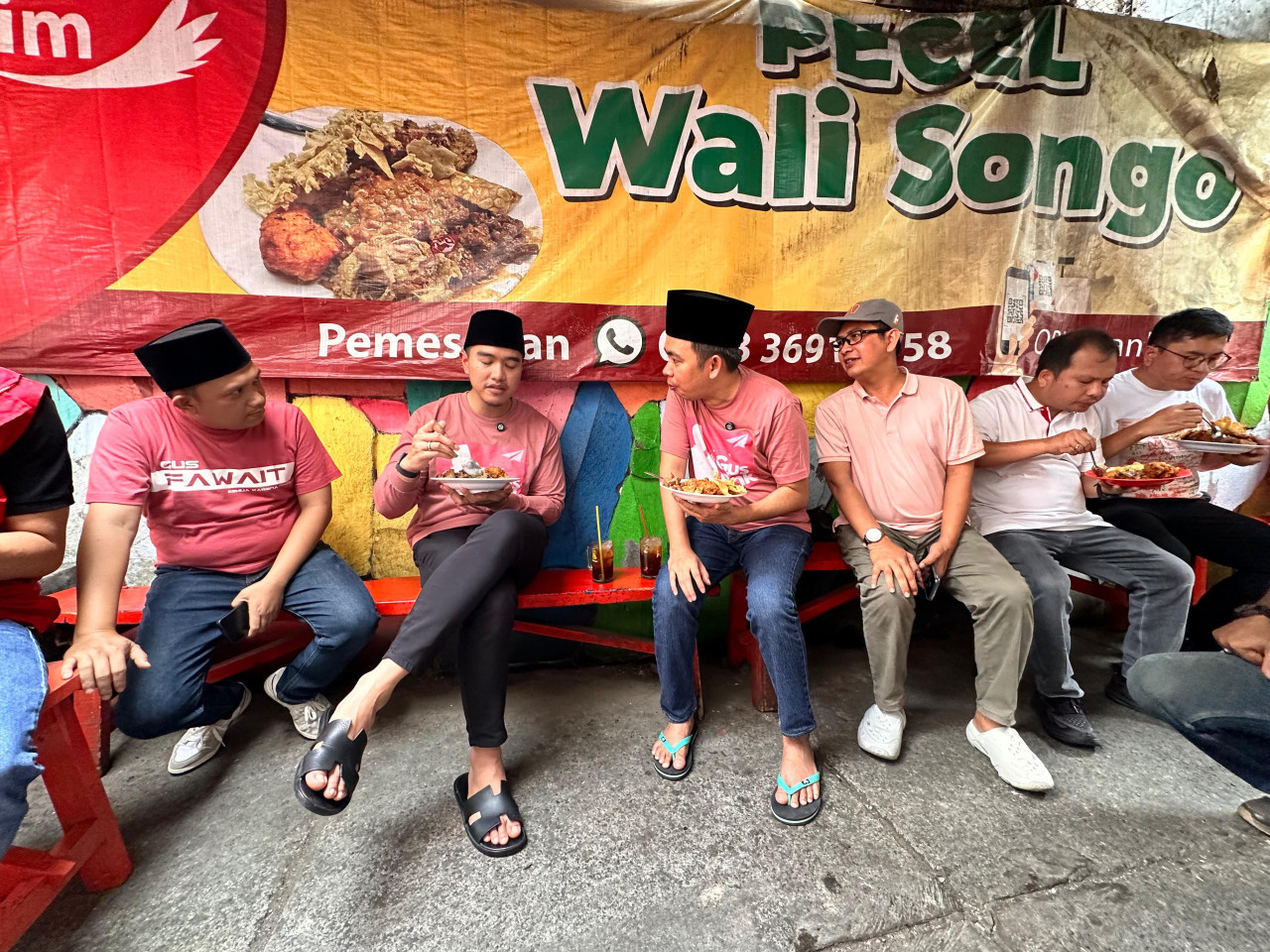 Gus Fawait saat menikmati kuliner Jember bersama Ketua PSI Kaesang Pangarep. (Foto: dok. jatimnow.com)