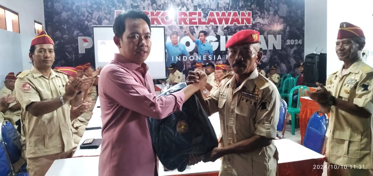 Gus Fawait bersama para purnawirawan TNI -Polri. (Foto: Media Center Fawait - Djos for jatimnow.com)