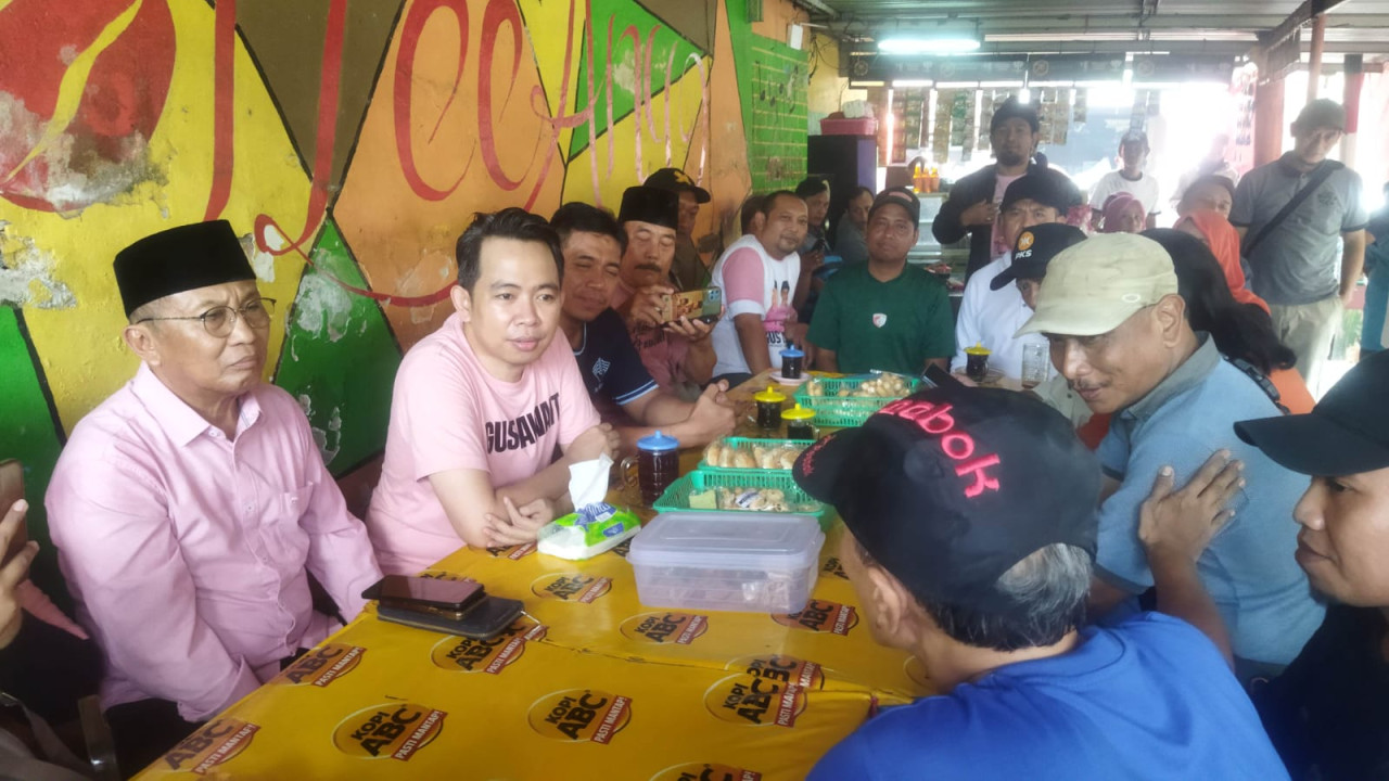 Gus Fawait mendengar keluh kesah pedagang Pasar Kepatihan. (Foto: Ali for jatimnow.com)