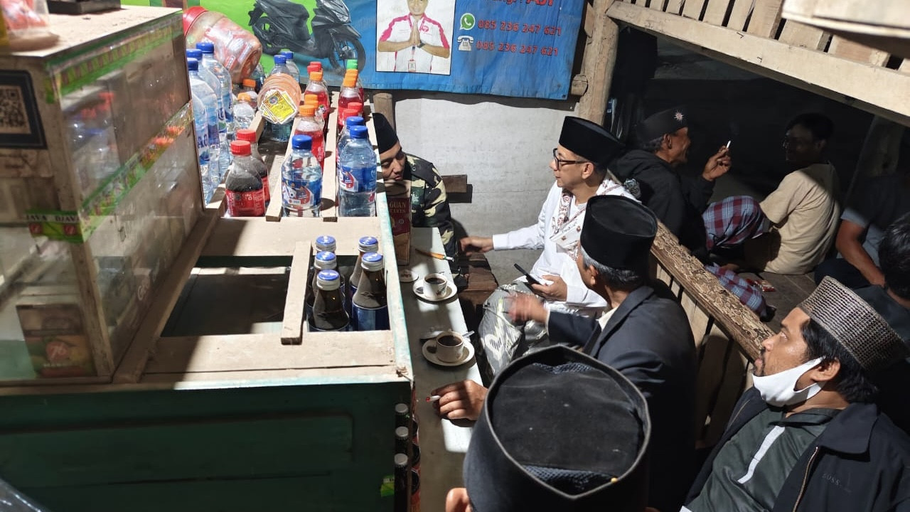 Cabup Gus Firjaun minta relawan tak balas sikap kades (Foto: Sugianto/jatimnow.com)