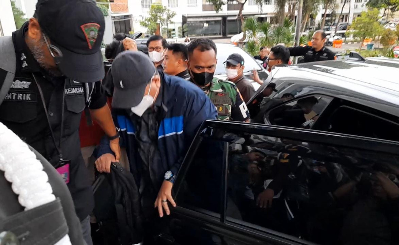 Para Hakim saat dikeler penyidik Kejagung. (Foto: Munir/jatimnow.com)