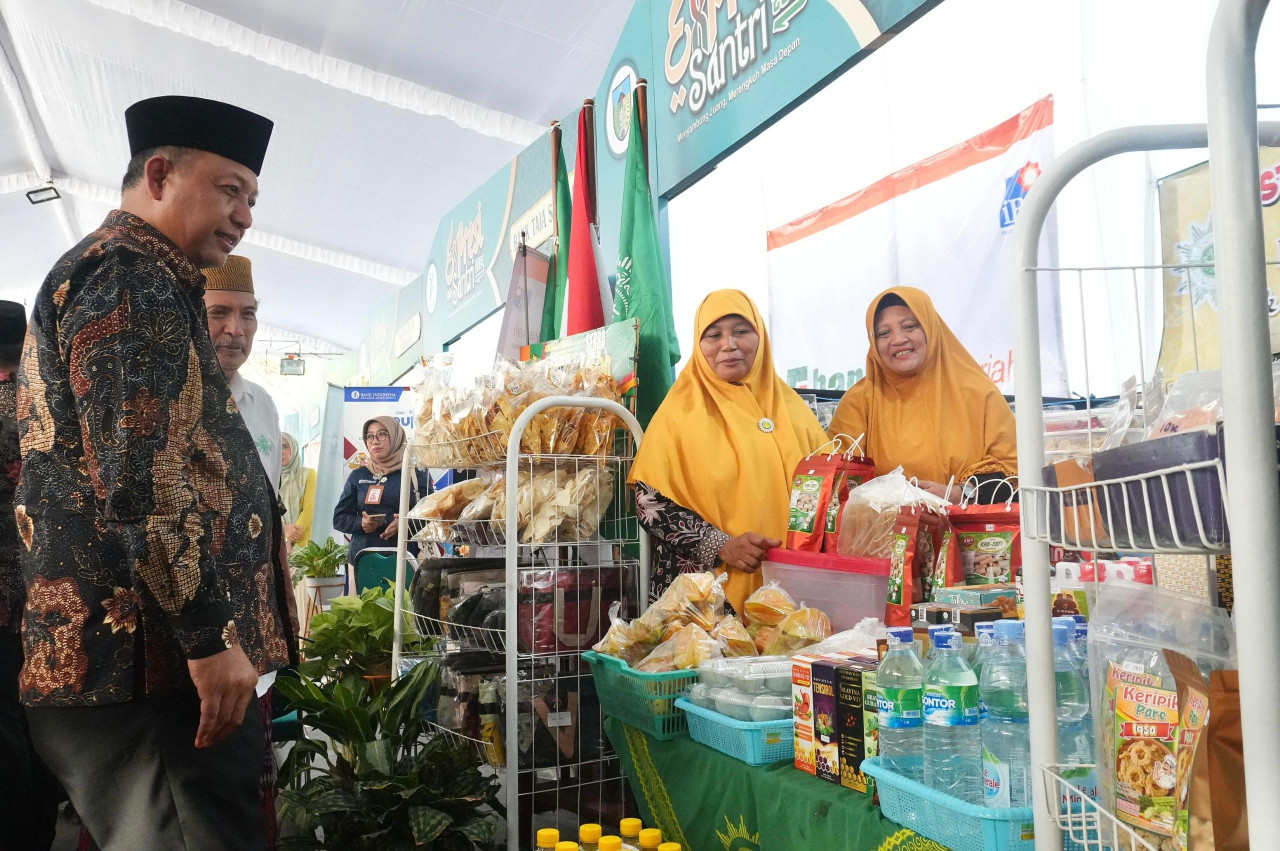 Pjs Bupati Kediri Heru Wahono Santoso saat mengunjungi booth UMKM di Hari Santri Nasional. (Foto: Pemkab Kediri/jatimnow.com)