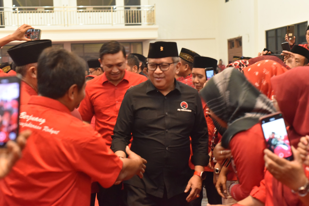 Hasto di tengah massa. (Foto: Ahmad Fauzani/jatimnow.com)