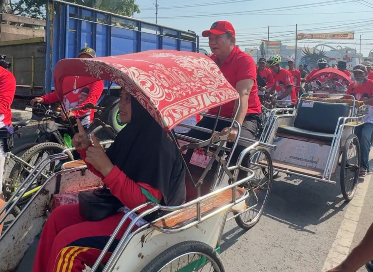 Cabup Hendy memilih mengayuh becak sendiri (Foto: HSC for jatimnow.com)