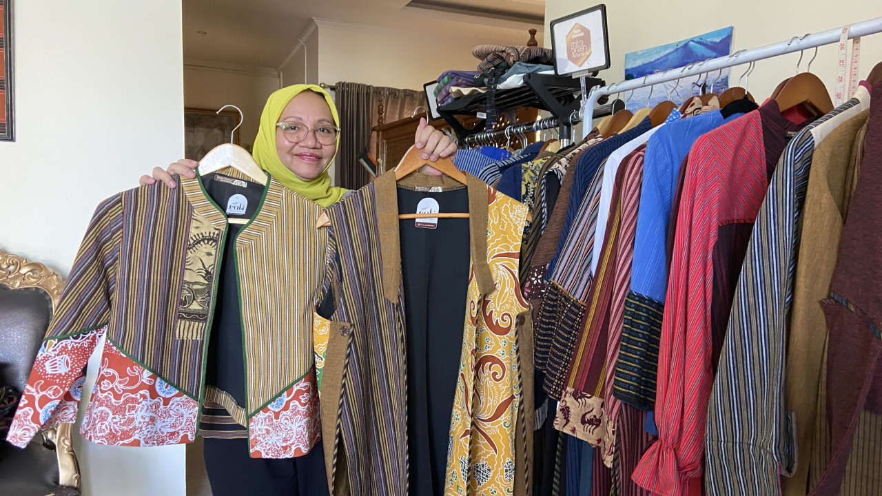Hera menunjukkan koleksi Rati, lurik kombinasi batik Surabaya. (Foto-foto: Yanuar Dedy/jatimnow.com)
