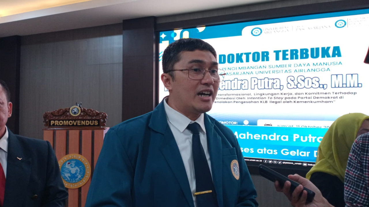 Herzaky Mahendra Putra  usai ujian terbuka di Program Studi Pengembangan Sumber Daya Manusia (PSDM) Sekolah Pascasarjana Universitas Airlangga. (Foto: Zaki Zubaidi/jatimnow.com)