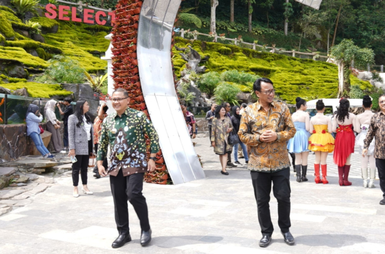 Pj Wali Kota Batu, Aries Agung Paewai dan Ketua PHRI Kota Batu, Sujud Hariadi saat berada di Taman Rekreasi Selecta.  (Foto: Prokopim Pemkot Batu for jatimnow.com)