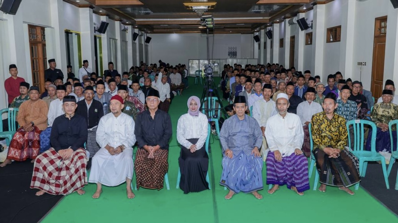 Vinanda - Gus Qowim saat hadir di Lirboyo Kediri. (Foto: Amil/jatimnow.com)