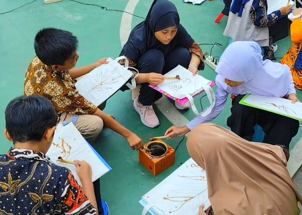 Suasana membatik bersama di SD Muhammadiyah 3 Wage Taman Sidoarjo. (Foto: Ahaddiini HM/jatimnow.com)
