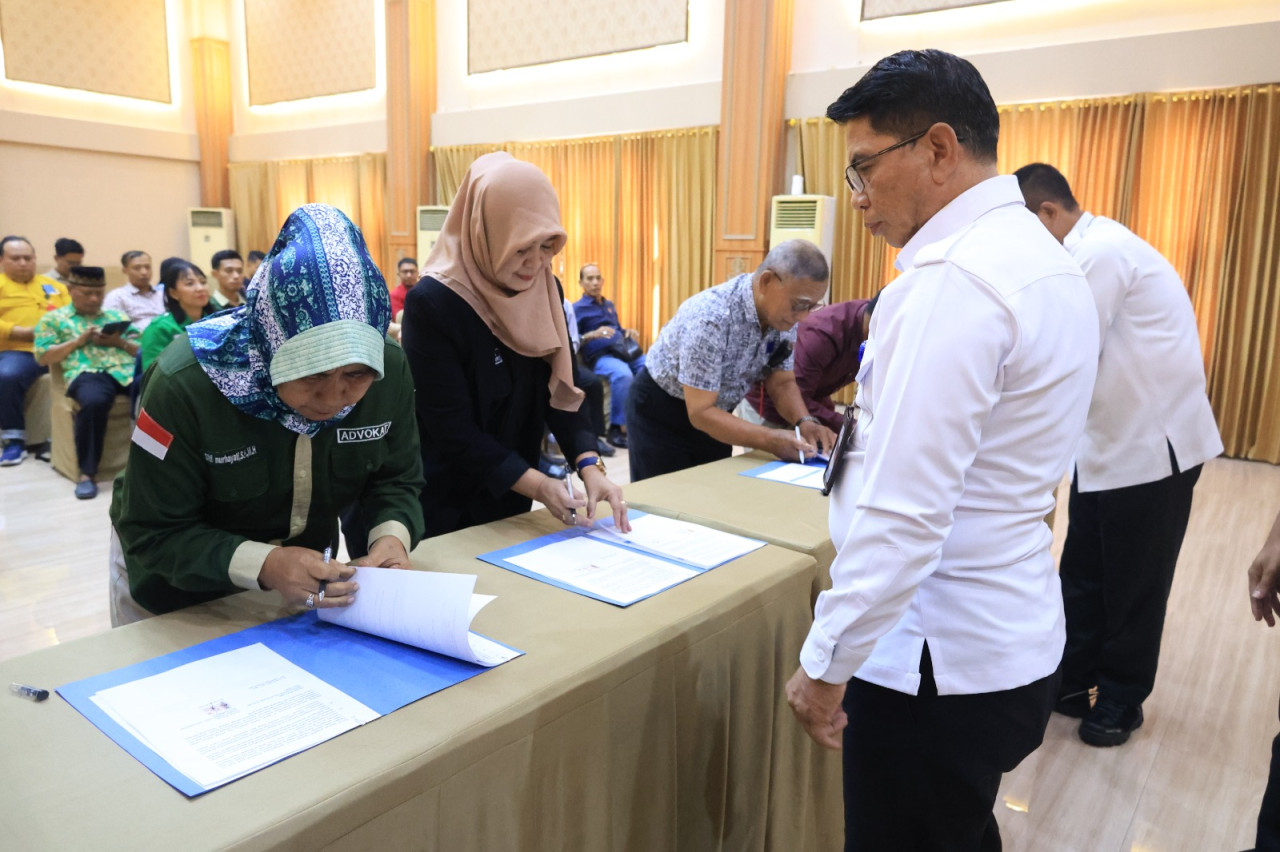 Proses penandatanganan Kontrak Adendum Kemenkumham Jatim dengan OBH.