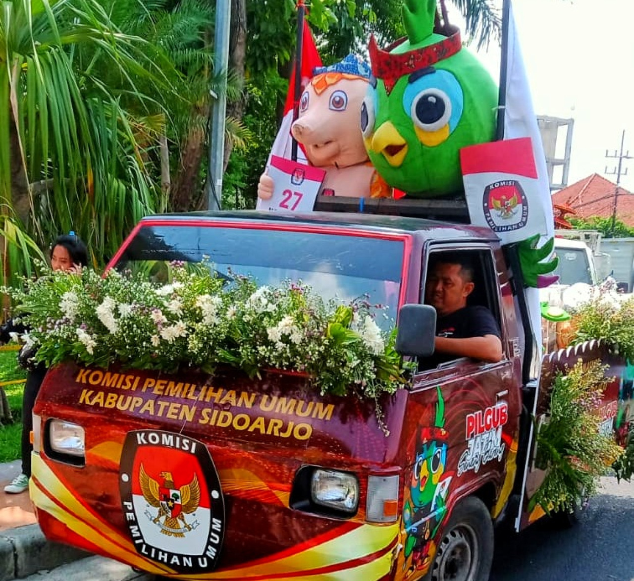 Pawai Maskot Pilkada, Si Jalih dan Guk Kasijo Tiba di Surabaya