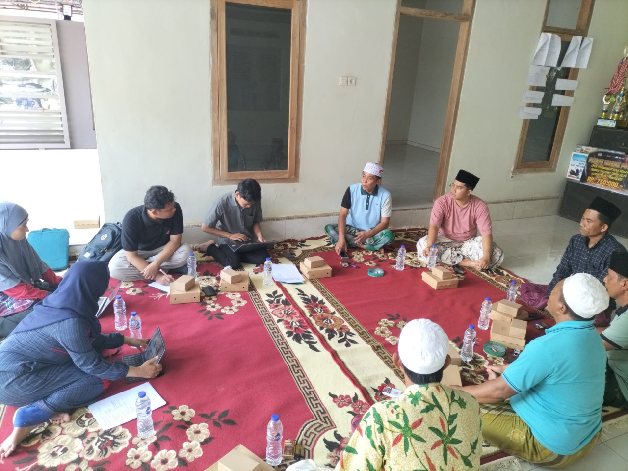 Tim pengabdi IAIN Madura, pemerintah desa dan tokoh masyarakat di Desa Bulangan Barat, Kec. Pengantenan Pamekasan melaksanakan FGD. (Foto: Fathor Rahman/jatimnow.com)