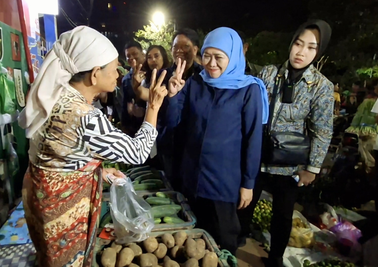 Pedagang Pasar Keputran menyapa Khofifah (foto: Ni'am Kurniawan/jatimnow.com)