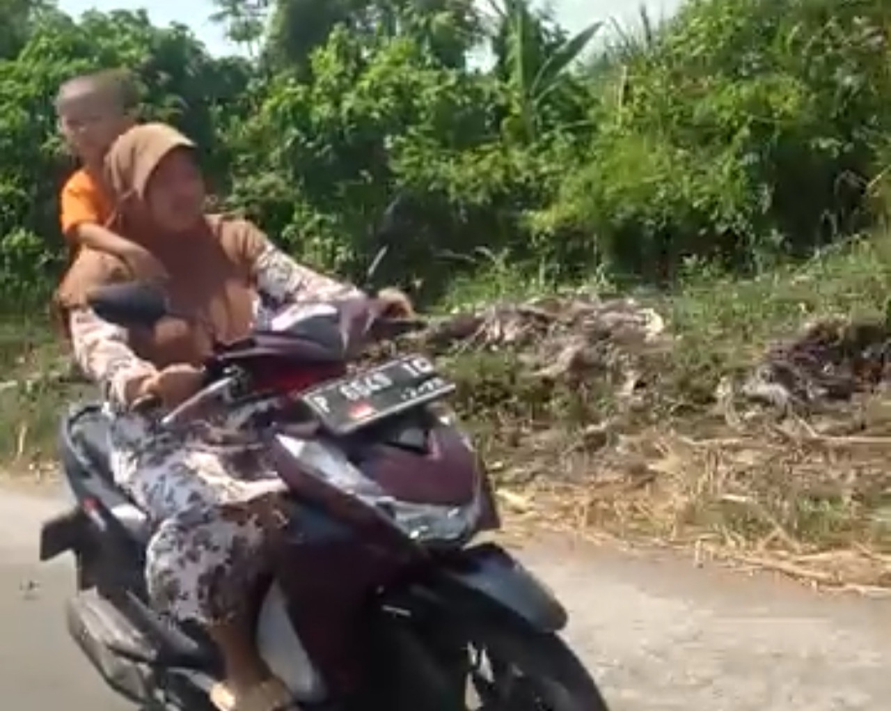 Viral emak-emak di Jember bonceng anak berdiri di belakang sambil berdiri (Foto: Tangkapan layar)