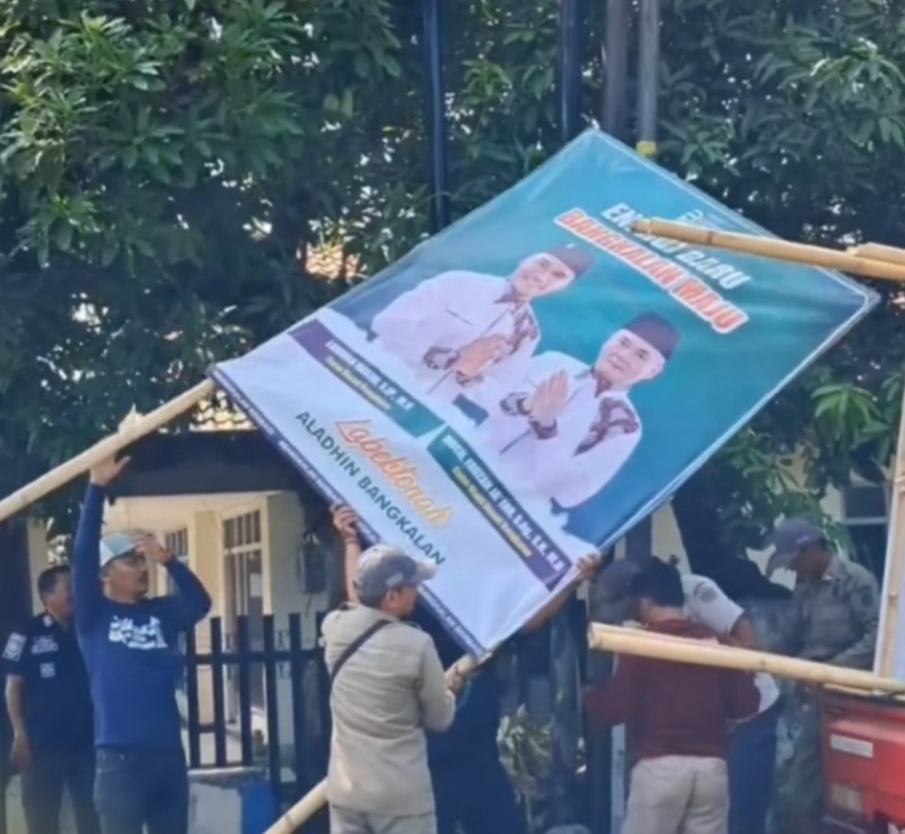 Salah satu baliho yang ditertibkan. (Foto: Fathor Rahman/jatimnow.com)