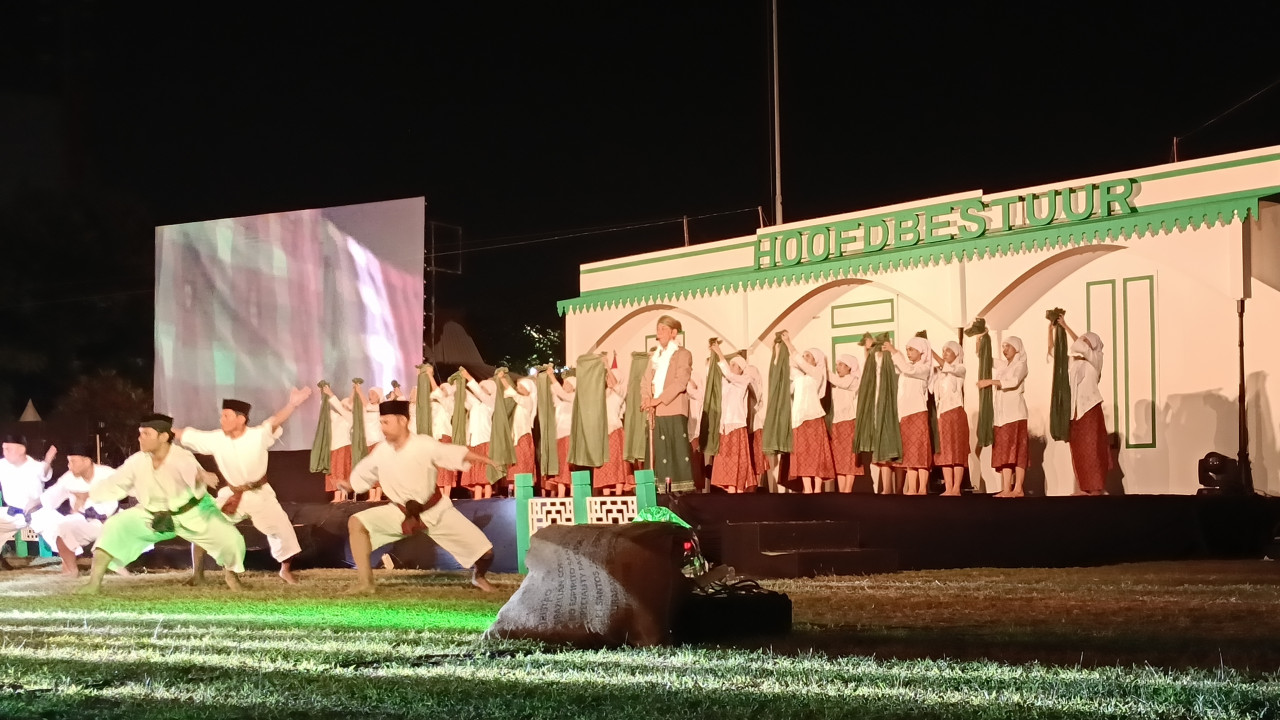 Salah satu adegan drama kolosal Resolusi Jihad di Tugu Pahlawan Surabaya. (Foto: Misbahul Munir/jatimnow.com)