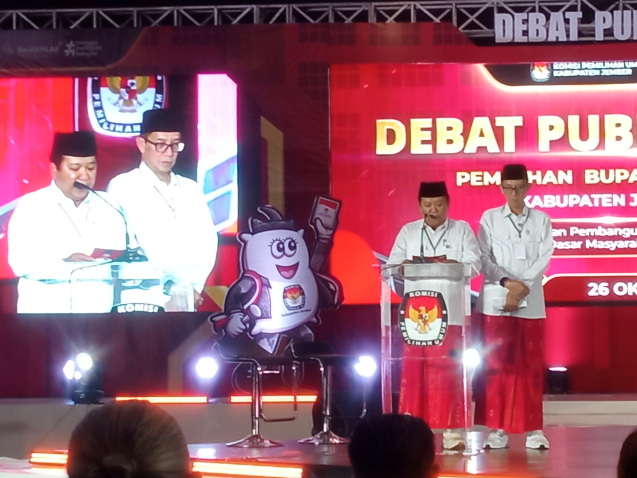 Paslon Hendy - Gus Firjaun saat mengikuti debat pertama. (Foto: Sugianto/jatimnow.com)