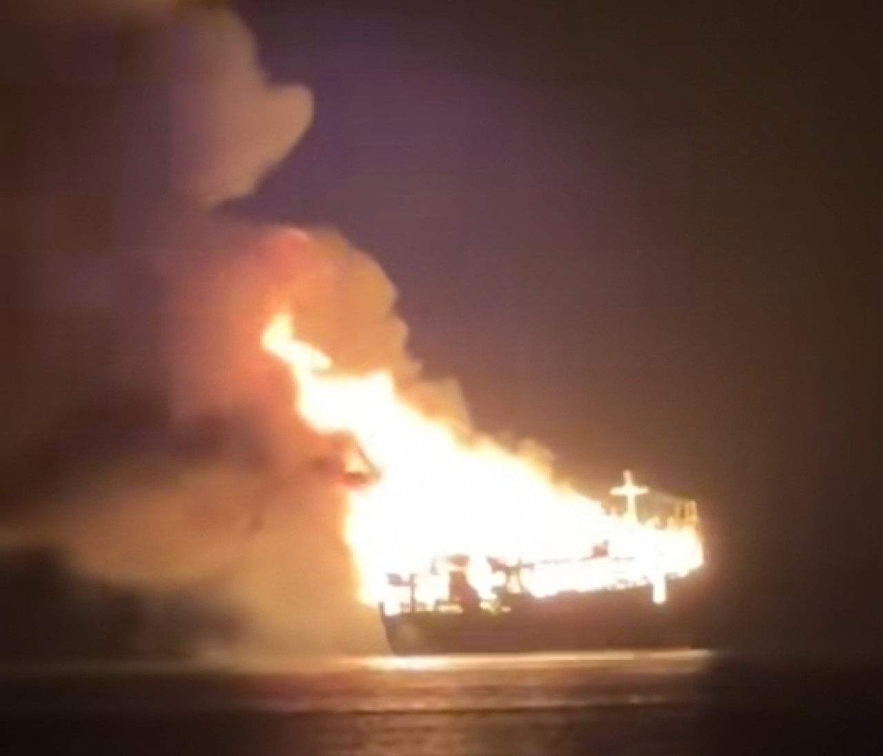 Kapal Pengangkut Sapi Terbakar di Pesisir Bangkalan