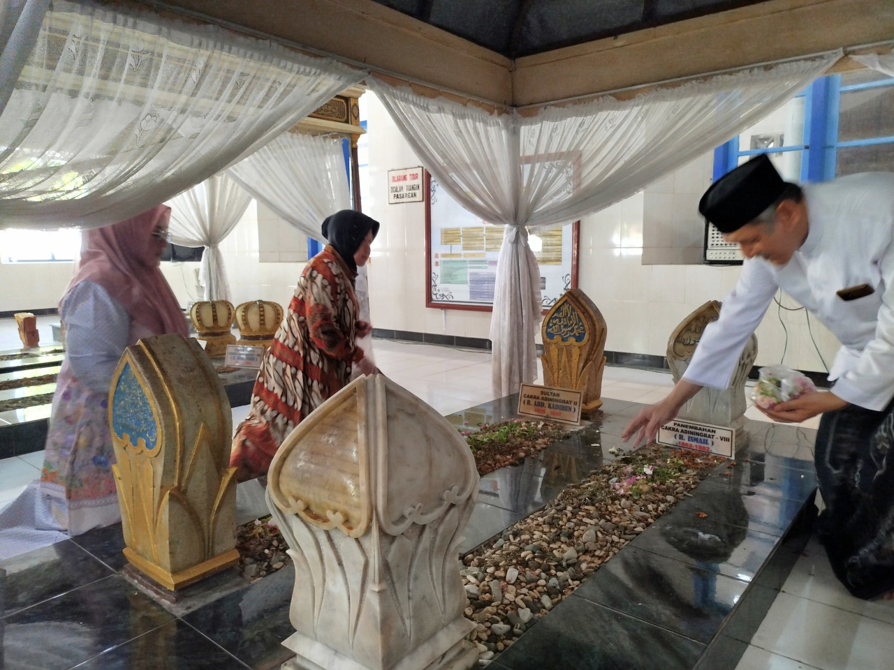Tri Rismaharini saat ziarah ke makam ulama di Bangkalan.