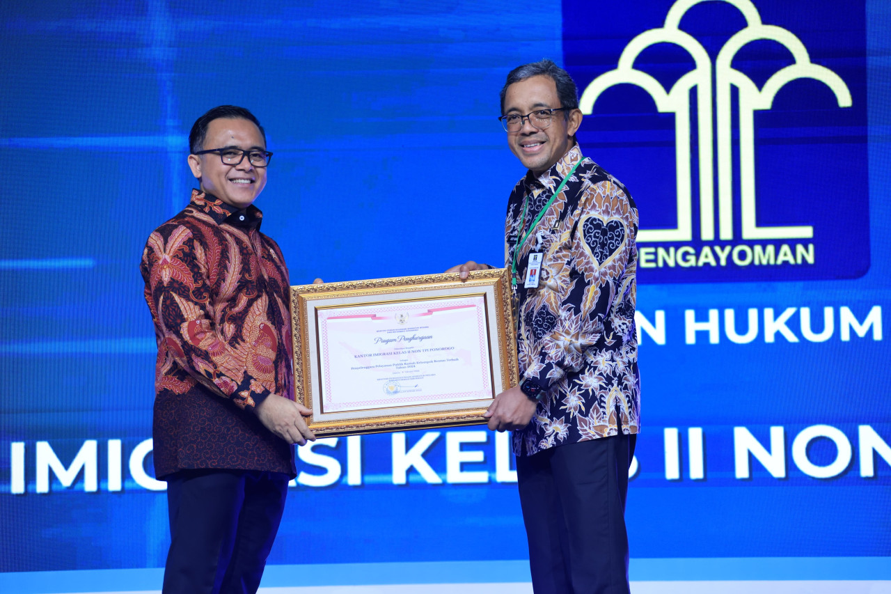 Penghargaan diberikan langsung oleh Menteri PANRB, Abdullah Azwar Anas dan diterima oleh Staf Ahli Menteri Bidang Penguatan Reformasi Birokrasi, Asep Kurnia. (Foto: Humas Kemenkumham Jatim for jatimnow.com)